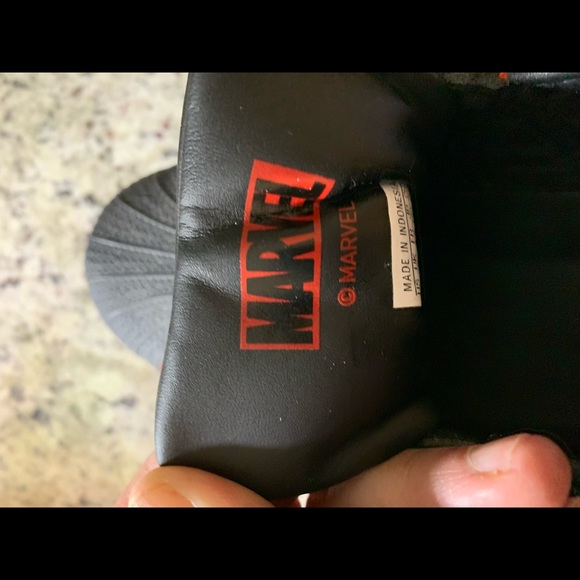 PlayStation X MARVEL SPIDER-MAN SUPERSTARS SIZE 8.5. New. Box not included. - Picture 10 of 11